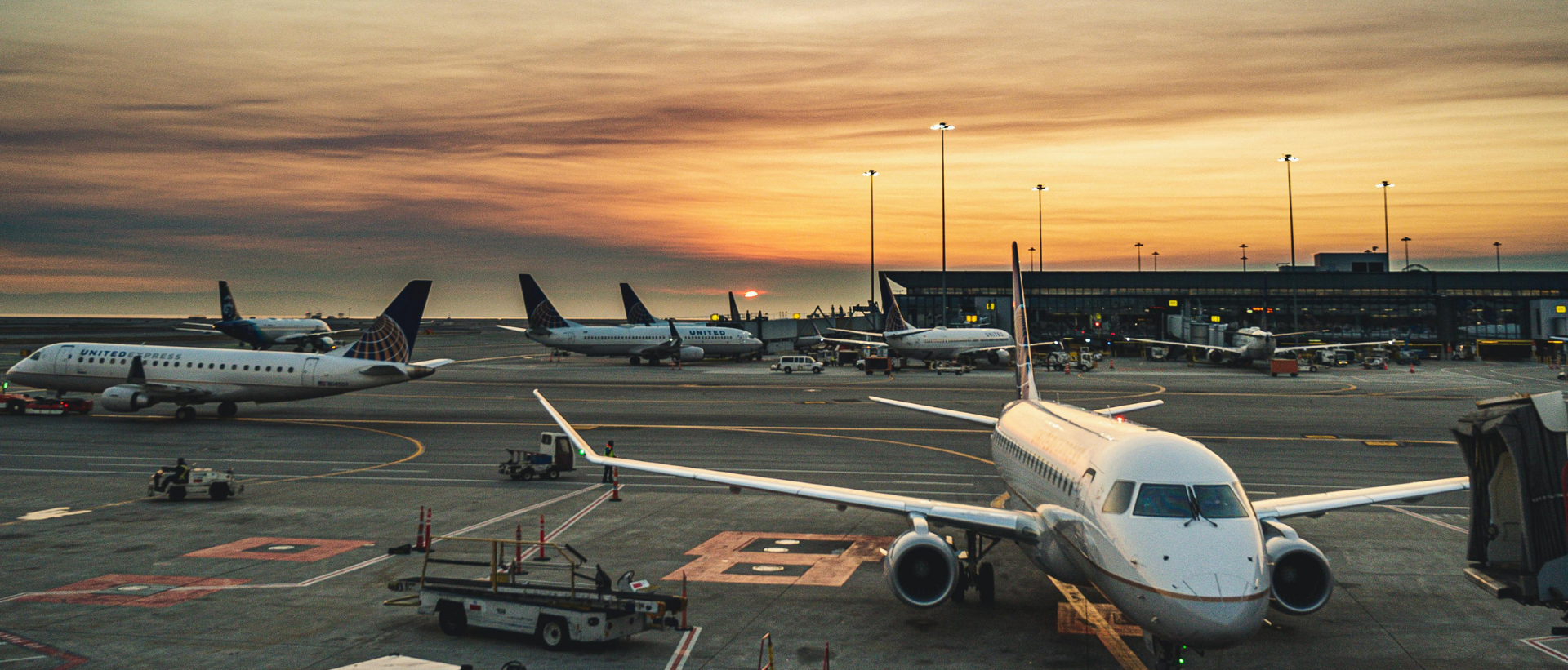 Aeroporto ao entardecer